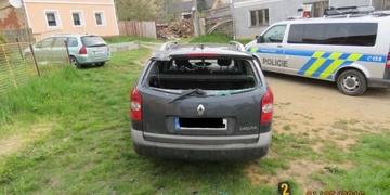 Samozvaná traktoristka v Zetoru „zrušila“ auto a pak utekla