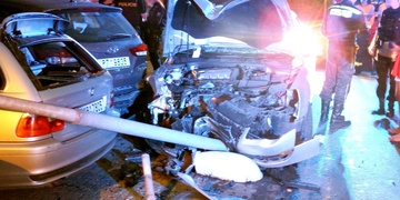 Opilec v autě řádil po Plzni, pokácel sloup a zranil ženu