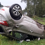 Žena se s autem převrátila na střechu