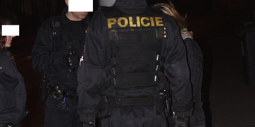 Do třiceti minut byli dva pachatelé zadrženi na útěku