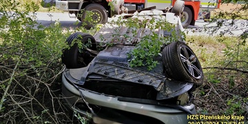 Senior se s autem převrátil na střechu