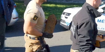 Pyrotechnik odváží dělostřelecký projektil, akce ukončena