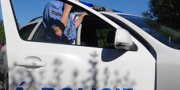 Strážníci včera jedné stařence pomohli a druhou zachránili