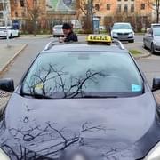 Taxikář na "invalidech" zaparkoval s cizí ZTP kartou