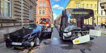 Ukrajinský řidič vjel přímo před přijíždějící trolejbus