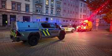 Policisté šetří rvačku mezi sedmasedmdesátiletým a šestadvacetiletým mužem