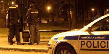 Útočník mladou ženu srazil na zem, kde do ní kopal