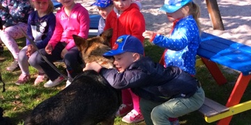 Psovodi vyrazili do školky