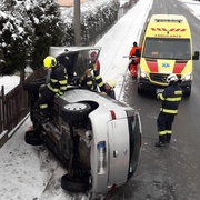 Auto zbořilo plot a skončilo na boku na chodníku