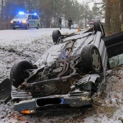 Vrtulník letěl na pomoc jedné ženě, druhá bourala do vozu muže, poskytujícího pomoc