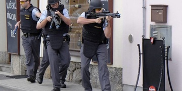 Šílený střelec obsadil restauraci, policisté vnikli dovnitř a zahájili palbu!