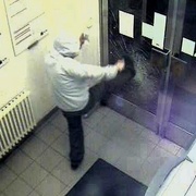 Neuvěřitelné - muž se vloupal přímo do policejní služebny!