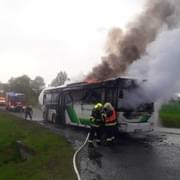 Požár autobusu, který přepravoval děti do divadla