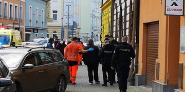 Těšil se na sex s vnadnou dívkou, jenže místo ní dorazili dva rampálové s noži a souložit vůbec nechtěli