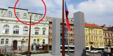 Pomník "Díky, Ameriko!" přišel o jednu ze dvou vlajek