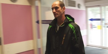 Nadřízený si na zbití svého podřízeného najmul grázla v baru