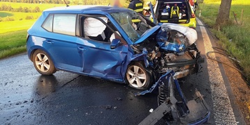 Vážná nehoda - auto po nárazu do stromu začalo hořet