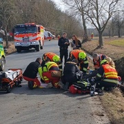 Mladý motorkář nezvládl řízení, havaroval a musel pro něj letět vrtulník LZS
