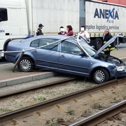 Auto proletělo tramvajovou zastávkou a zůstalo stát v kolejích