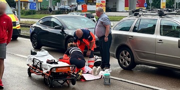 Třináctiletou dívku srazilo auto, dobíhala tramvaj a vběhla přímo před něj
