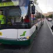 Chlapec vběhl přímo před trolejbus, který ho srazil