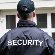 Po konfliktu ochranky se zákazníkem policie obvinila strážného