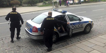 Opilec s téměř čtyřmi promile ležel na zemi a urážel kolemjdoucí