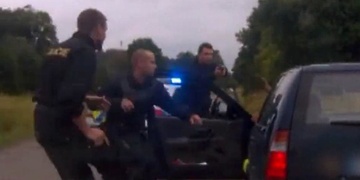 Zfetovaný zloděj aut ujížděl policistům z Německa