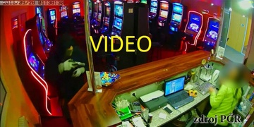 Video přepadení: S revolverem a nožem přepadl barmanku