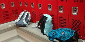 Zloděj se vloupal do šatny ve sportovním centru v Plzni