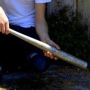 Střílel na něj plynovkou a bil ho baseballkou