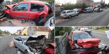 Žena vezoucí roční holčičku smetla zaparkovaná auta