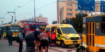 Žena vešla přímo před tramvaj, skončila s těžkým zraněním