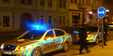 Opilý mladík rozbil během jízdy okno tramvaje