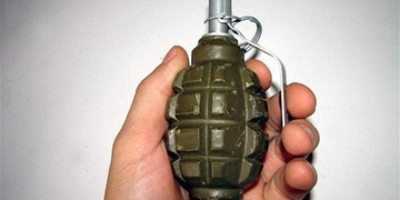 Dělník přivezl ruční granát F1 na policejní služebnu autem