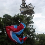 Paraglidistka se zapletla do drátů vysokého napětí