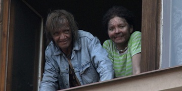 Někdo úmyslně založil požár v domě plném lidí!