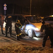 Mladíci z havarovaného vozu před strážníky uprchli do lesa