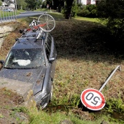 Jednasedmdesátiletý opilý a čtyřiasedmdesátiletý v potoce