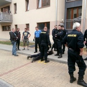 Recidivistu, vyrušeného během vloupání majitelem domu, zadrželi při útěku policisté