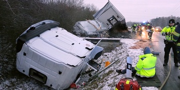 Vážná dopravní nehoda, náraz kamion doslova roztrhal