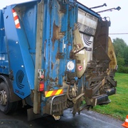 Popelář přimáčkl a zranil kolegu