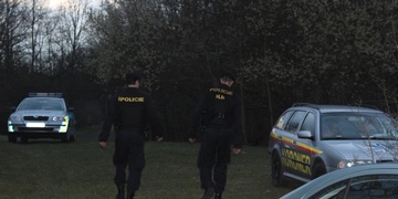 Mladík byl nalezen oběšený v lese