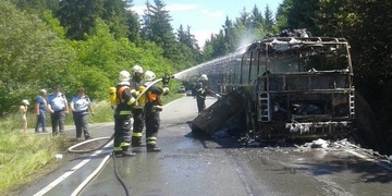 Autobus, vezoucí dětské fotbalisty, začal za jízdy hořet
