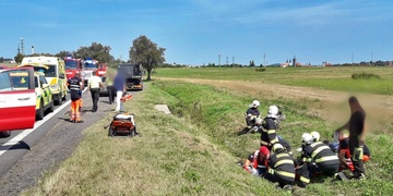 Motocyklista během předjíždění havaroval