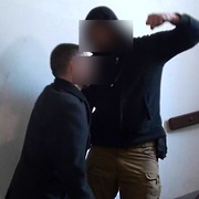 Zbitého právníka z jednání odváželi záchranáři