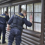 Vykradli tři chaty najednou, dostali je při odchodu