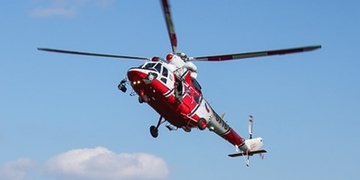 Místo do vody skočil z několika metrů na beton a tak nakonec skončil ve vrtulníku leteckých záchranářů