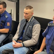 Deset let za pokus o vraždu, dva útoky na policistu a napadení rozbitou lahví