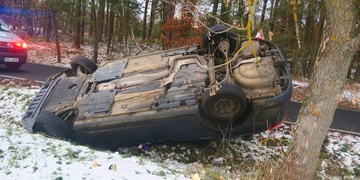 Řidič nezvládl řízení, narazil do stromu a pak nadýchal více než dvě promile